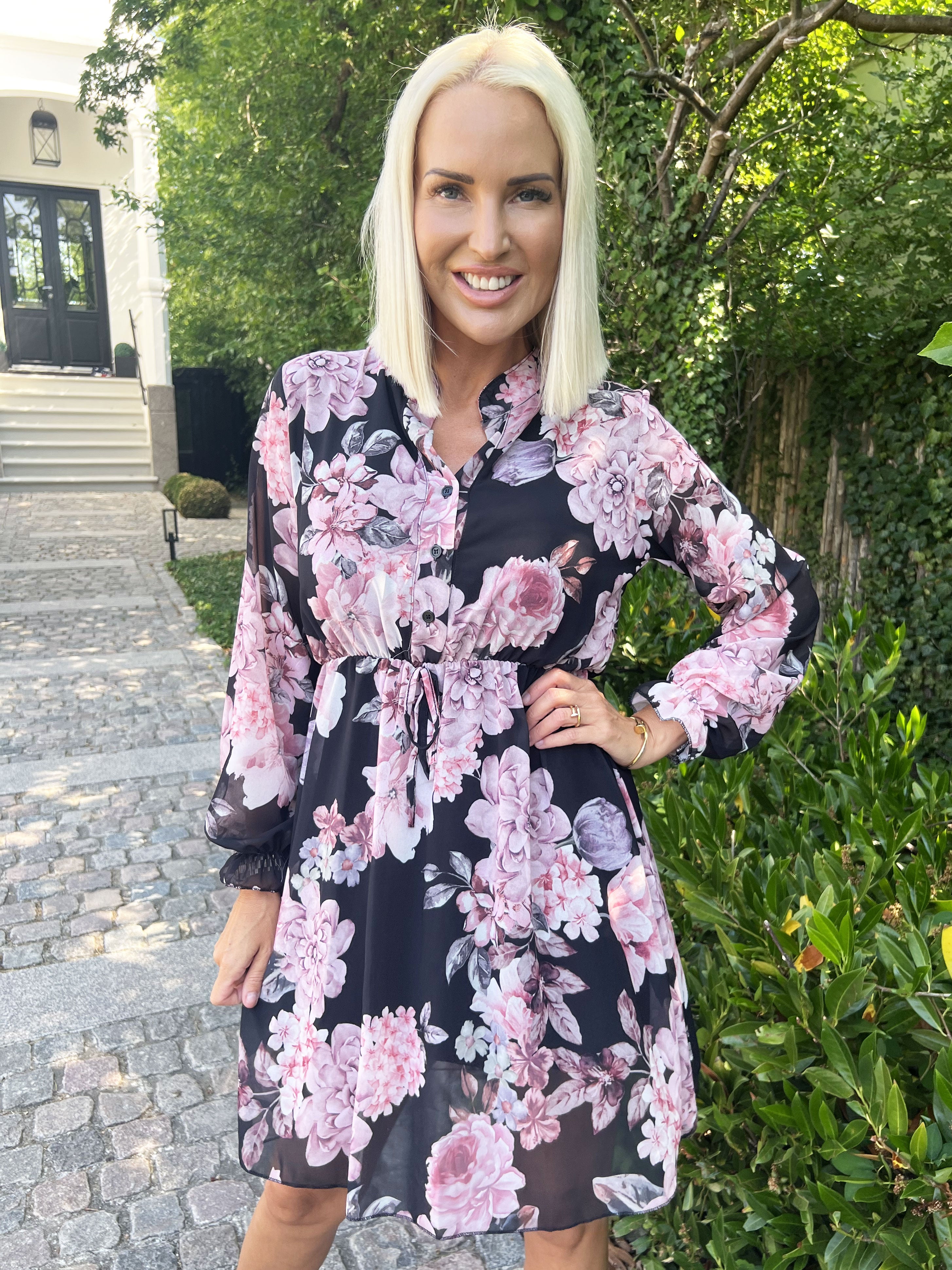 Caramella - Söt sommarklänning i chiffong med blommönster
